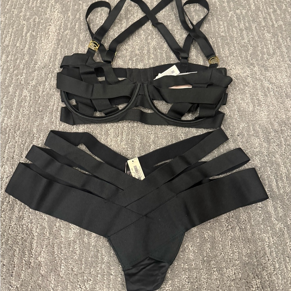 Victoria secret lingerie set . Bra 34DD size medium panties. NWT